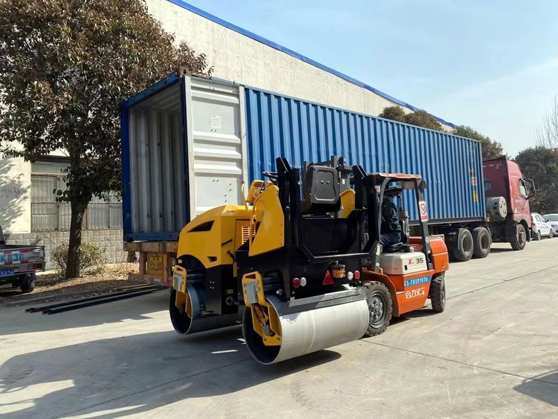 奔馬小型壓路機(jī)出口發(fā)貨中